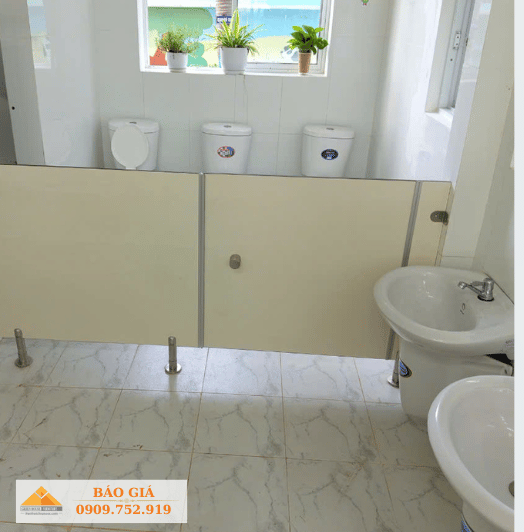 Vách ngăn vệ sinh trường mầm non